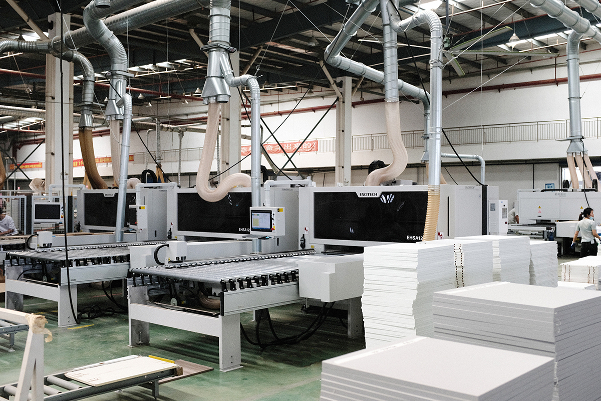 Daloy sa amin upang bisitahin ang customer sa Canada. 2 set ng nesting machine, panel saw, edge banding machine at PTP drilling machine