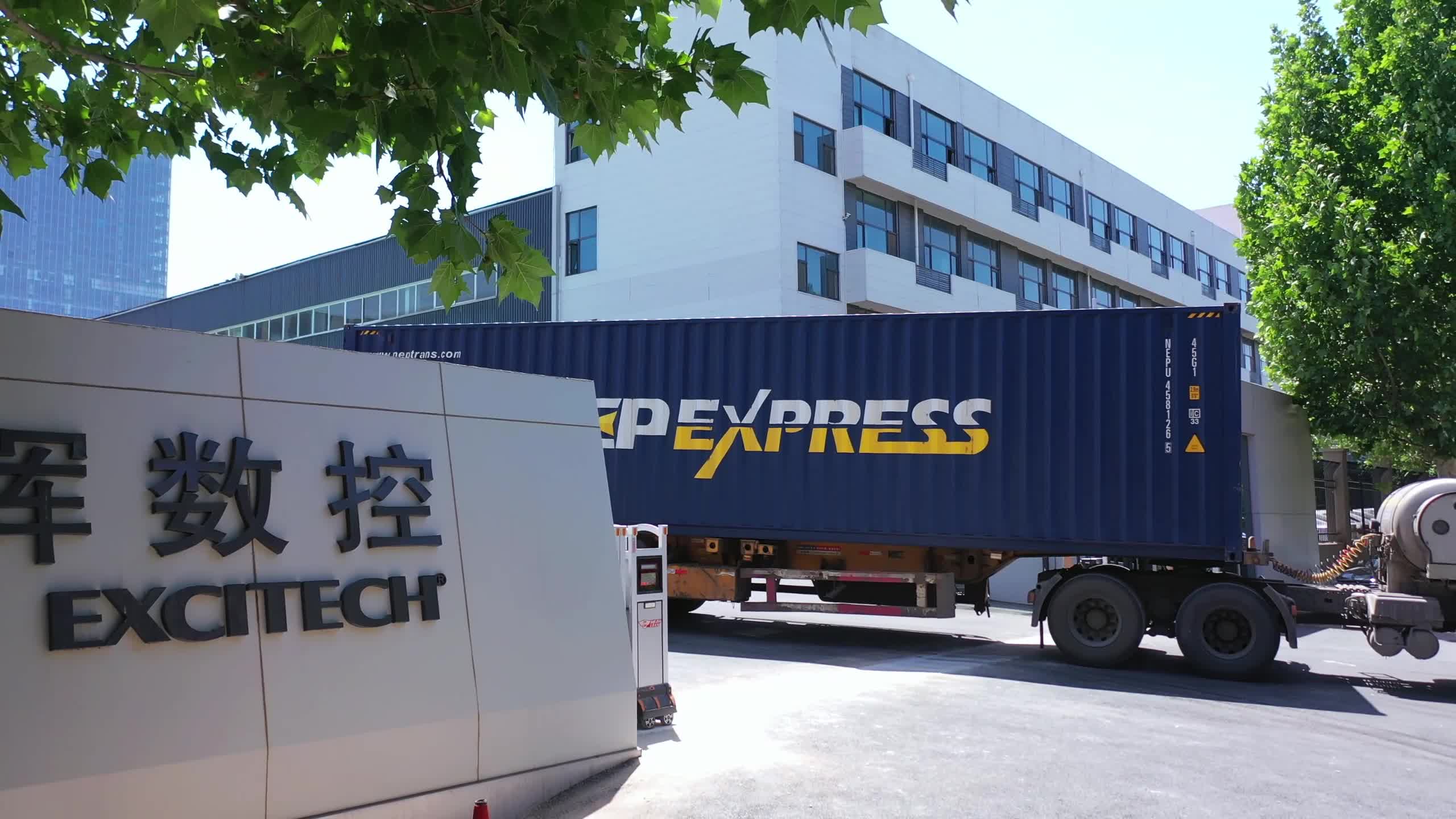 Ang pabrika ng Excitech ay nagpapadala ng mga order ng mga customer. Ihatid ang mga kalakal nang ligtas sa pabrika ng customer